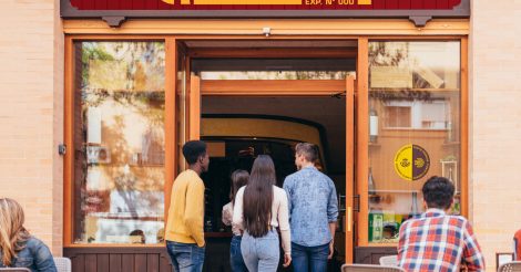 Correos Express y la Unión de Estanqueros firman un acuerdo de colaboración