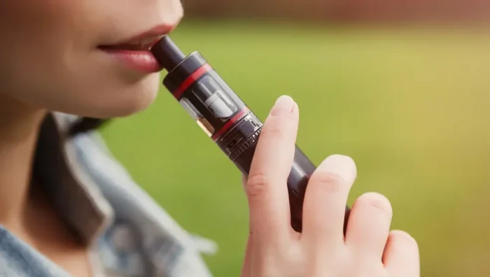 persona-usando-un-vapeador