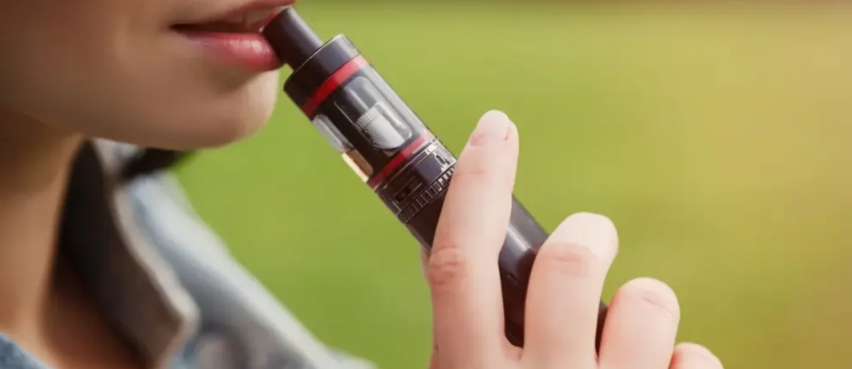 persona-usando-un-vapeador