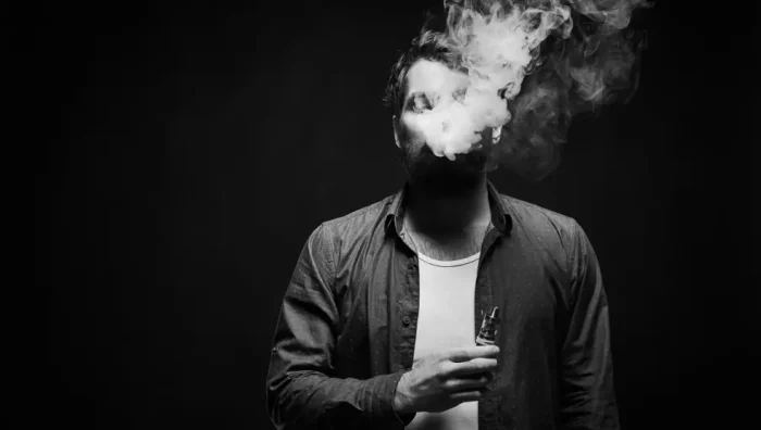 un-hombre-vapeando