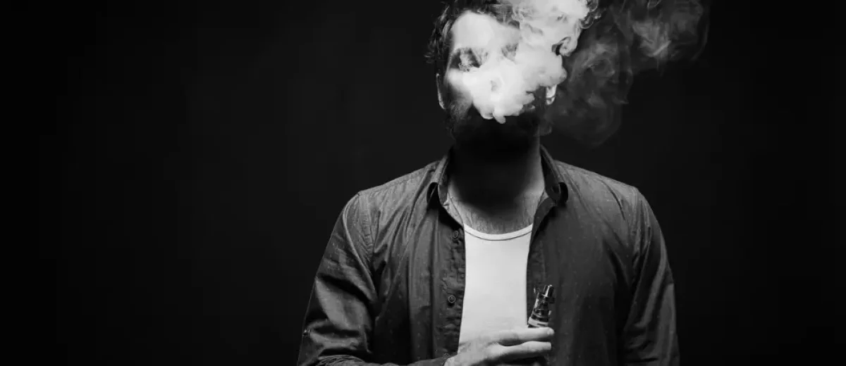 un-hombre-vapeando